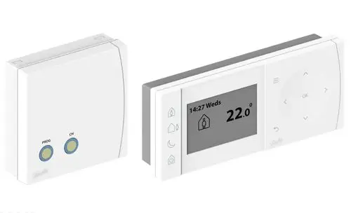 Weißes Danfoss Raumthermostat mit digitalem Display, Steuerknöpfen und zwei Tasten auf der linken Seite. Zeigt Temperatur und Uhrzeit an, mit Programmierungsoptionen.